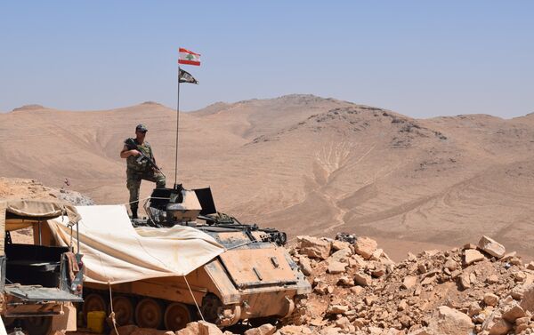 Soldados libaneses custodian la frontera con Siria, para impedir la entrada de grupos radicales - Sputnik Mundo