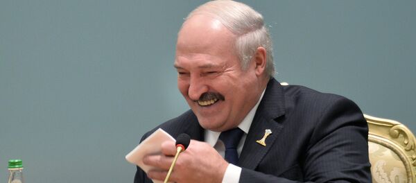 El presidente de Bielorrusia Alexandr Lukashenko, riendo - Sputnik Mundo