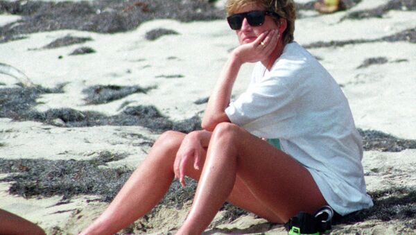 Princess Diana relaxes on the sand during a visit to the beach on the Caribbean Island of Nevis January 4, 1993. Princess Diana relaxes on the sand during a visit to the beach on the Caribbean Island of Nevis January 4, 1993. - Sputnik Mundo