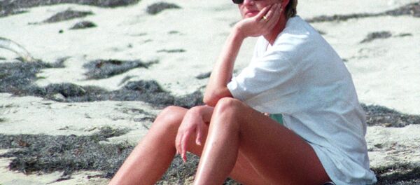 Princess Diana relaxes on the sand during a visit to the beach on the Caribbean Island of Nevis January 4, 1993. - Sputnik Mundo