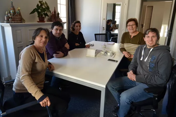 María Cristina Zabalkin, viuda de Vladimir Roslik, y su hijo Valery visitan los estudios de Sputnik en Montevideo junto con el equipo del documental 'Roslik y el pueblo de las caras sospechosamente rusas'. María Cristina Zabalkin, viuda de Vladimir Roslik, y su hijo Valery visitan los estudios de Sputnik en Montevideo junto con el equipo del documental 'Roslik y el pueblo de las caras sospechosamente rusas'. - Sputnik Mundo