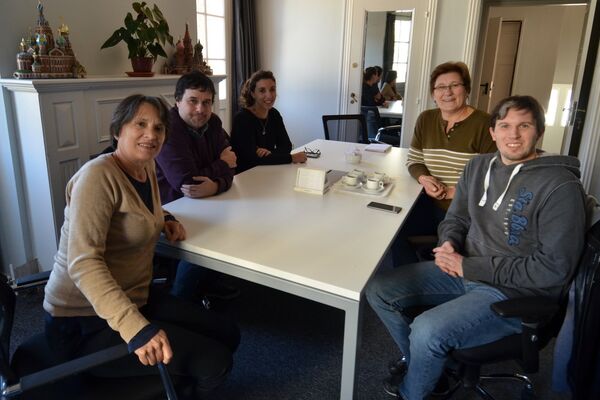 María Cristina Zabalkin, viuda de Vladimir Roslik, y su hijo Valery visitan los estudios de Sputnik en Montevideo junto con el equipo del documental 'Roslik y el pueblo de las caras sospechosamente rusas'. - Sputnik Mundo