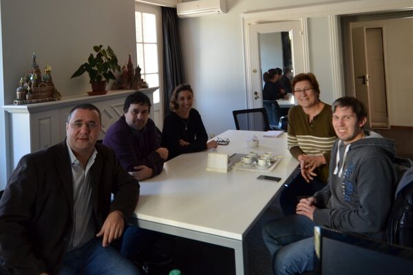 María Cristina Zabalkin, viuda de Vladimir Roslik, y su hijo Valery visitan los estudios de Sputnik en Montevideo junto con el equipo del documental 'Roslik y el pueblo de las caras sospechosamente rusas' - Sputnik Mundo