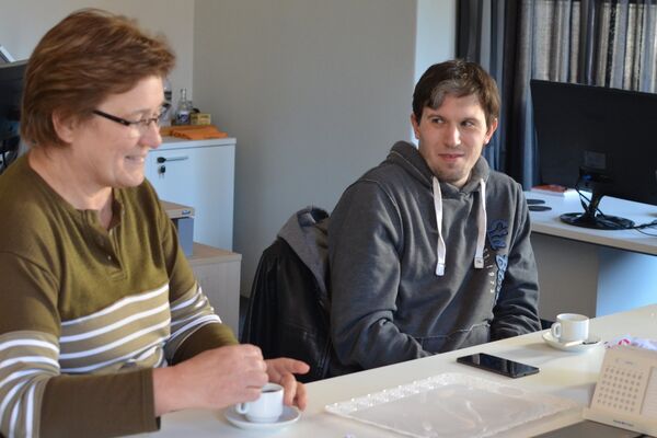 María Cristina Zabalkin, viuda de Vladimir Roslik, y su hijo Valery visitan los estudios de Sputnik en Montevideo junto con el equipo del documental 'Roslik y el pueblo de las caras sospechosamente rusas' - Sputnik Mundo