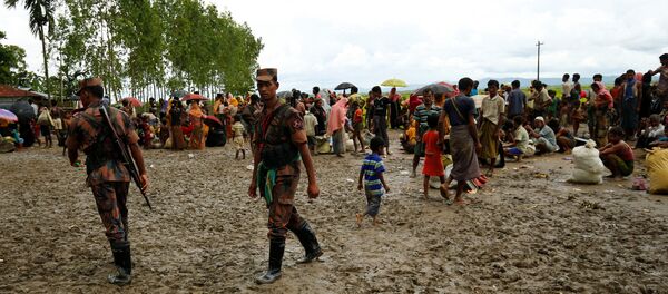 Los refugiados rohingyas y la guardia fronteriza en Bangladés - Sputnik Mundo