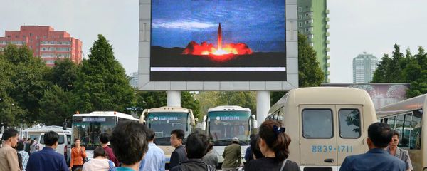 Los norcoreanos, viendo el lanzamiento del misil balístico, en Pyongyang Los norcoreanos, viendo el lanzamiento del misil balístico, en Pyongyang - Sputnik Mundo