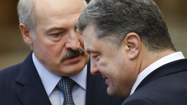 Alexandr Lukashenko, presidente de Bielorrusia (al fondo) y Piotr Poroshenko, presidente de Ucrania (adelante), durante las conversaciones de paz en Minsk, Bielorrusia, 12 de febrero de 2015 - Sputnik Mundo