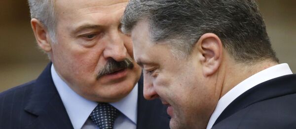 Alexandr Lukashenko, presidente de Bielorrusia (al fondo) y Piotr Poroshenko, presidente de Ucrania (adelante), durante las conversaciones de paz en Minsk, Bielorrusia, 12 de febrero de 2015 - Sputnik Mundo
