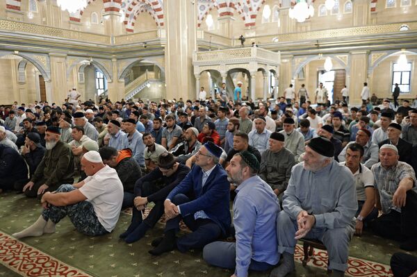 Los musulmanes de Rusia celebran la festividad de Eid al Adha - Sputnik Mundo