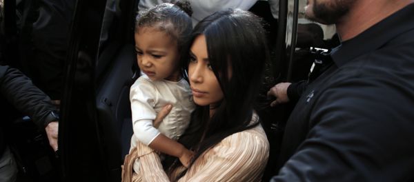 Kim Kardashian, celebridad estadounidense, y su hija North West - Sputnik Mundo