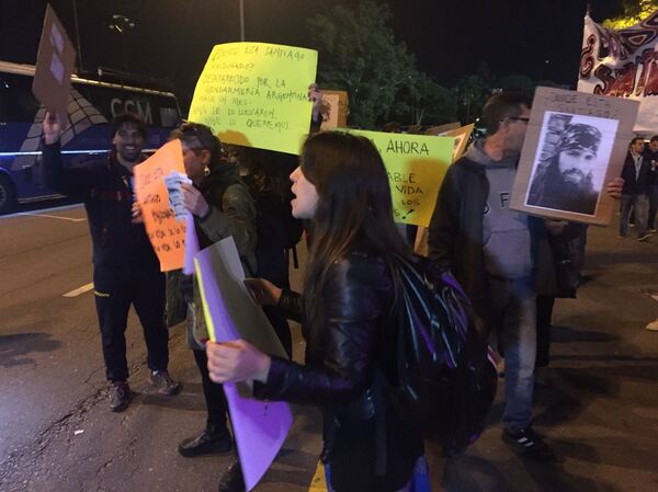 Manifestantes reclaman conocer el paradero del activista desaparecido Santiago Maldonado, en el Estadio Centenario de Montevideo, en el partido Uruguay - Argentina por las eliminatorias hacia Rusia 2018. Manifestantes reclaman conocer el paradero del activista desaparecido Santiago Maldonado, en el Estadio Centenario de Montevideo, en el partido Uruguay - Argentina por las eliminatorias hacia Rusia 2018. - Sputnik Mundo