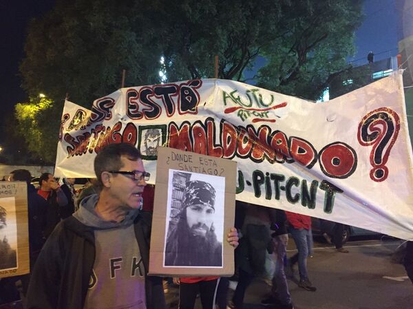 Manifestantes reclaman conocer el paradero del activista desaparecido Santiago Maldonado, en el Estadio Centenario de Montevideo, en el partido Uruguay - Argentina por las eliminatorias hacia Rusia 2018. Manifestantes reclaman conocer el paradero del activista desaparecido Santiago Maldonado, en el Estadio Centenario de Montevideo, en el partido Uruguay - Argentina por las eliminatorias hacia Rusia 2018. - Sputnik Mundo