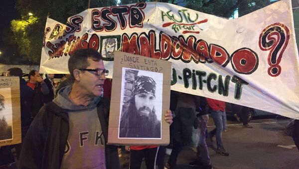 Manifestantes reclaman conocer el paradero del activista desaparecido Santiago Maldonado, en el Estadio Centenario de Montevideo, en el partido Uruguay - Argentina por las eliminatorias hacia Rusia 2018. - Sputnik Mundo