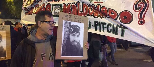 Manifestantes reclaman conocer el paradero del activista desaparecido Santiago Maldonado, en el Estadio Centenario de Montevideo, en el partido Uruguay - Argentina por las eliminatorias hacia Rusia 2018. - Sputnik Mundo