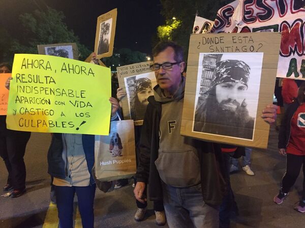 Manifestantes reclaman conocer el paradero del activista desaparecido Santiago Maldonado, en el Estadio Centenario de Montevideo, en el partido Uruguay - Argentina por las eliminatorias hacia Rusia 2018. Manifestantes reclaman conocer el paradero del activista desaparecido Santiago Maldonado, en el Estadio Centenario de Montevideo, en el partido Uruguay - Argentina por las eliminatorias hacia Rusia 2018. - Sputnik Mundo