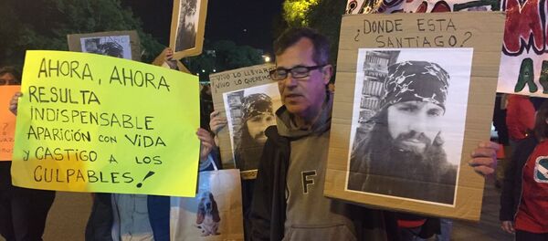 Manifestantes reclaman conocer el paradero del activista desaparecido Santiago Maldonado, en el Estadio Centenario de Montevideo, en el partido Uruguay - Argentina por las eliminatorias hacia Rusia 2018. - Sputnik Mundo