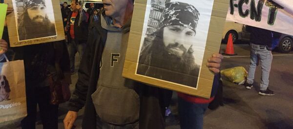 Manifestantes reclaman conocer el paradero del activista desaparecido Santiago Maldonado, en el Estadio Centenario de Montevideo, en el partido Uruguay - Argentina por las eliminatorias hacia Rusia 2018. - Sputnik Mundo