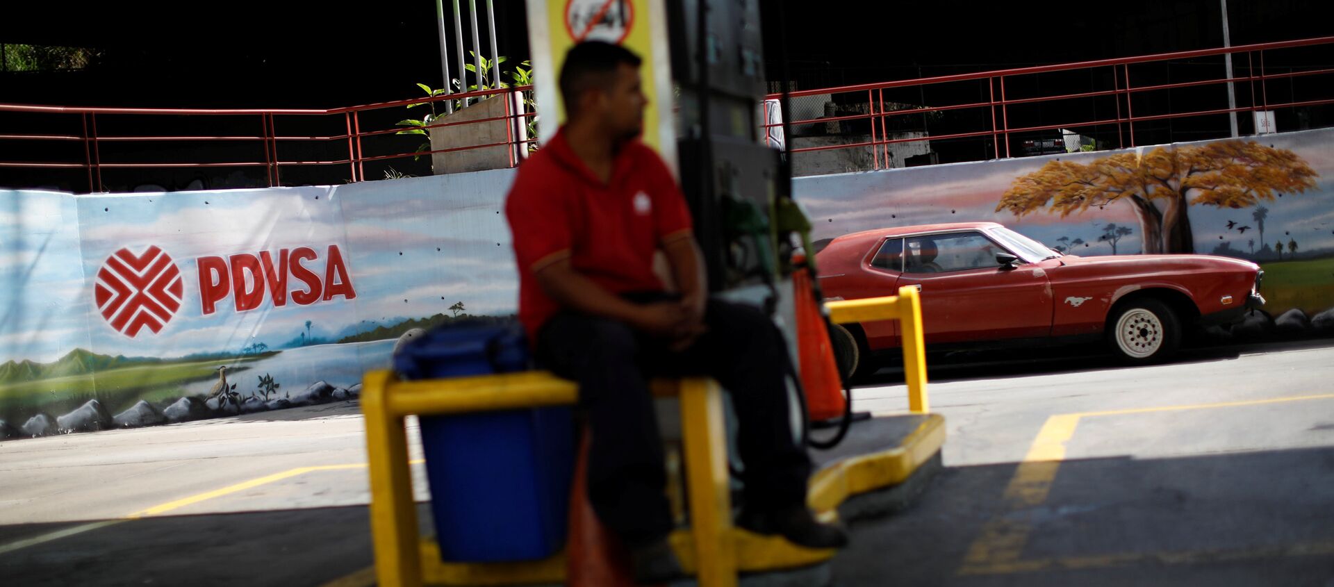 Una estación de gasilona con el logo de PDVSA en Venezuela - Sputnik Mundo, 1920, 22.12.2020