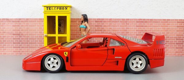 Un modelo de coche con una muñeca (imagen referencial) - Sputnik Mundo