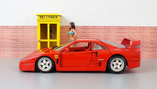 Un modelo de coche con una muñeca (imagen referencial) Un modelo de coche con una muñeca (imagen referencial) - Sputnik Mundo