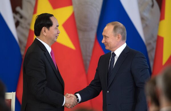 El presidente de Vietnam, Tran Dai Quang y el presidente de Rusia, Vladímir Putin - Sputnik Mundo