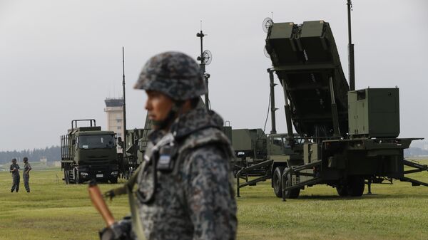 Las Fuerzas de Autodefensa de Japón muestran los sistemas de misiles interceptores THAAD PAC-3 en la base a’erea estadounidense de Yokota, 29 de agosto de 2017 - Sputnik Mundo