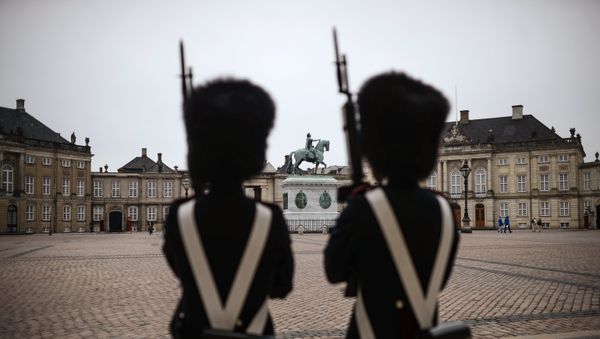 Unos soldados frente al Parlamento en Copenhague Unos soldados frente al Parlamento en Copenhague - Sputnik Mundo