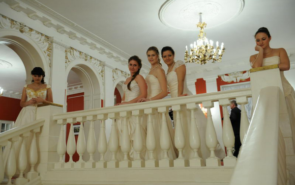 Las alumnas del internado durante un baile - Sputnik Mundo