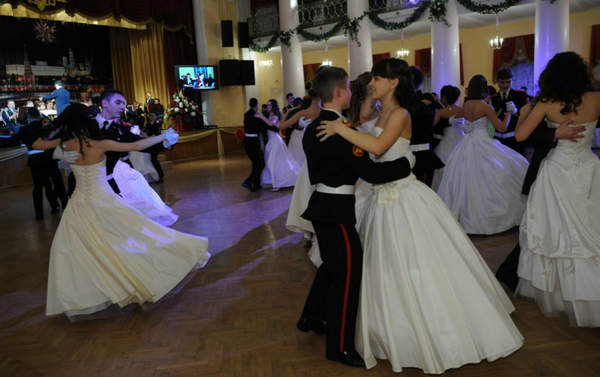 Las alumnas del internado durante un baile - Sputnik Mundo