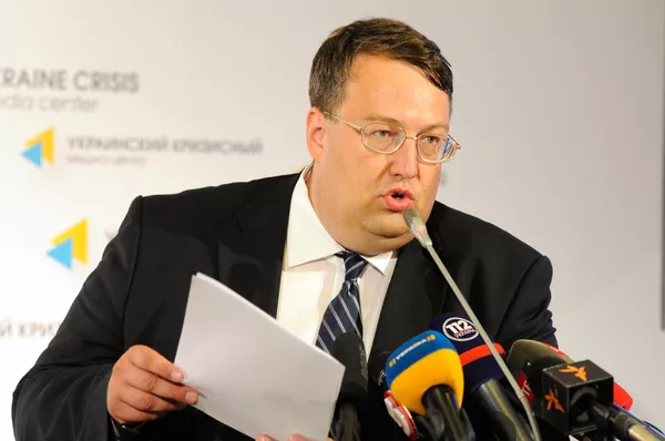 Con el cambio de poder en Kiev en 2014, el asesor del nuevo ministro de Interior, Antón Geráschenko, supervisó la creación de una lista negra de periodistas, artistas, políticos etc., con visiones críticas al nuevo Gobierno nacionalista. Con el cambio de poder en Kiev en 2014, el asesor del nuevo ministro de Interior, Antón Geráschenko, supervisó la creación de una lista negra de periodistas, artistas, políticos etc., con visiones críticas al nuevo Gobierno nacionalista. - Sputnik Mundo