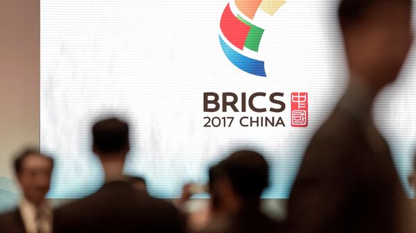 El logo de la cumbre de BRICS en China El logo de la cumbre de BRICS en China - Sputnik Mundo