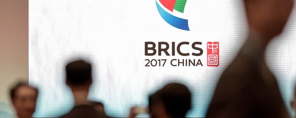 El logo de la cumbre de BRICS en China - Sputnik Mundo