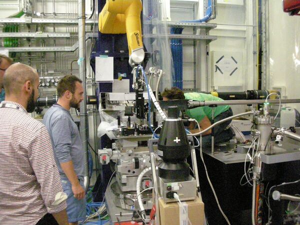 El equipo encabezado por Christian Bressler trata de realizar ajustes en el láser de rayos X - Sputnik Mundo