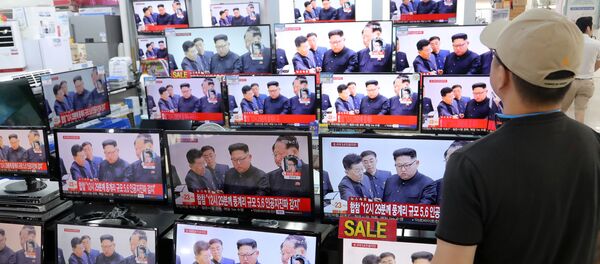 A man watches TV news report about North Korea's nuclear test at an electronic shop in Seoul, South Korea on September 3, 2017 - Sputnik Mundo