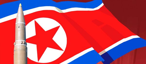 Una cartel propagandística con la bandera de Corea del Norte y el lanzamiento de un misil balístico hacia EEUU - Sputnik Mundo