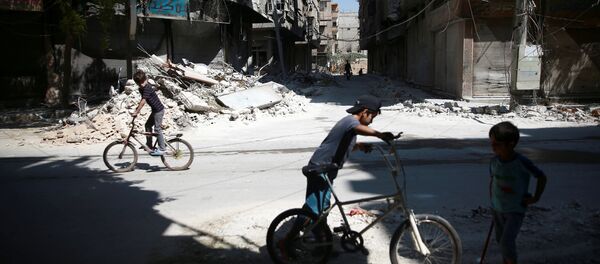 Niños sirios montando bicicletas - Sputnik Mundo