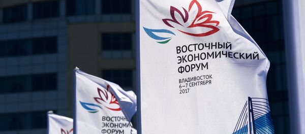 Las banderas con el logo del Foro Económico Oriental - Sputnik Mundo