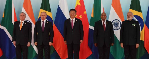 Los líderes de los países de los BRICS durante la IX cumbre del bloque, en China - Sputnik Mundo