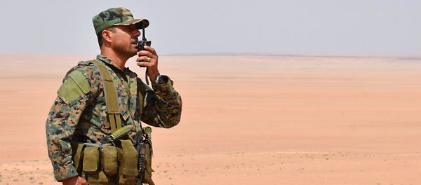 Un miembro del ejército sirio en Deir Ezzor Un miembro del ejército sirio en Deir Ezzor - Sputnik Mundo