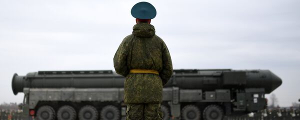 Un soldado ruso y el sistema de misiles balísticos Yars (archivo) Un soldado ruso y el sistema de misiles balísticos Yars (archivo) - Sputnik Mundo