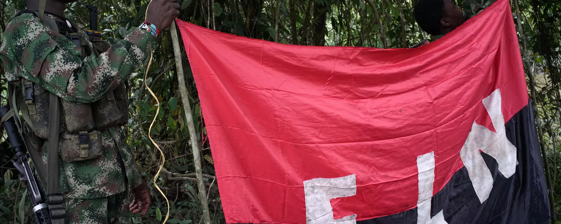 Los rebeldes del Ejército de Liberación Nacional (ELN) sostienen un estandarte en las selvas del noroeste de Colombia Los rebeldes del Ejército de Liberación Nacional (ELN) sostienen un estandarte en las selvas del noroeste de Colombia - Sputnik Mundo, 1920, 16.05.2021