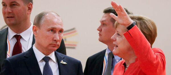 La canciller alemana, Angela Merkel, conversa con el presidente de Rusia, Vladímir Putin - Sputnik Mundo