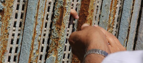 La tradición del beso del meñique - Sputnik Mundo