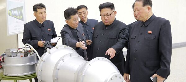 Kim Jong-un, líder norcoreano durante una explicación sobre armas nucleares - Sputnik Mundo