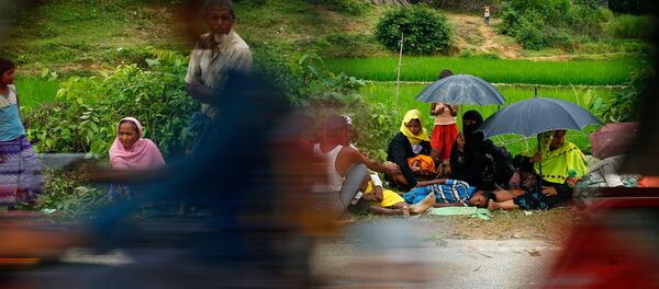 Refugiados rohinyás huyen de Birmania a Bangladés - Sputnik Mundo