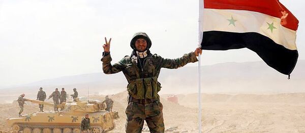 Un soldado del Ejército sirio en Deir Ezzor - Sputnik Mundo