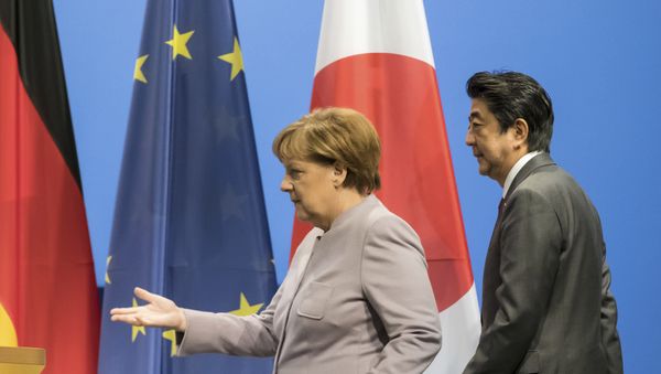 La canciller de Alemania, Angela Merkel, y el primer ministro de Japón, Shinzo Abe La canciller de Alemania, Angela Merkel, y el primer ministro de Japón, Shinzo Abe - Sputnik Mundo