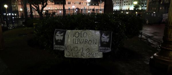 Cartel en contra de la desaparición del activista argentino Santiago Maldonado - Sputnik Mundo