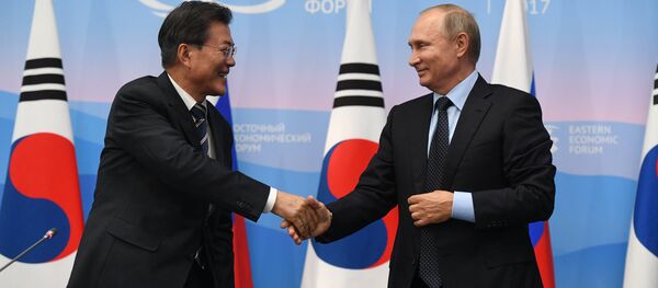 El presidente de Rusia, Vladímir Putin con el presidente surcoreano, Moon Jae-in - Sputnik Mundo