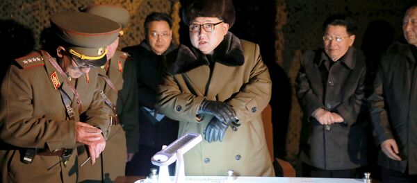 Kim Jong-un, líder de Corea del Norte en un reunión junto con militares - Sputnik Mundo